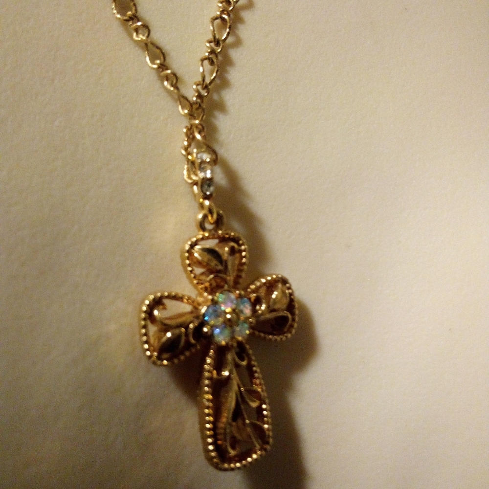 Avon Rhinestone Cross Pendant Necklace 20 Inch Holiday Christmas